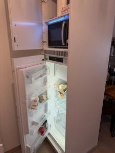 Un refrigerador con la puerta abierta con comida dentro en Relax Paradise in Bad Zurzach, en Bad Zurzach