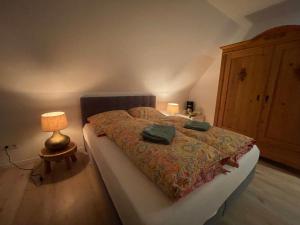 Ένα ή περισσότερα κρεβάτια σε δωμάτιο στο Zwei Zimmer, Küche, Badezimmer, Aufenthaltsraum