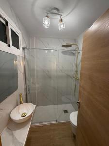 een badkamer met douche, wastafel en toilet bij Calahonda apartamento a 150 metros de la playa Nueva Gerencia in Sitio de Calahonda +5 foto's