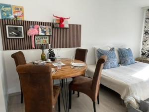 comedor con mesa y cama en Relax Paradise in Bad Zurzach, en Bad Zurzach