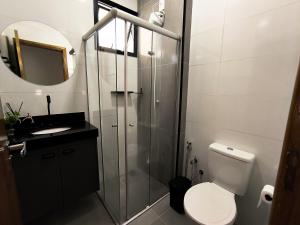 フランカにあるApartamento Familiar com Charme Espaçoso 2VGのシャワー、トイレ、洗面台を備えたバスルーム +25枚の写真