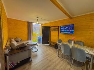 Μια τηλεόραση ή/και κέντρο ψυχαγωγίας στο Forest Panorama House Dilijan