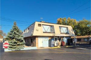 a building with a christmas tree in front of it at Des Plaines Motel By OYO O'Hare Airport Chicago in Des Plaines