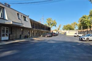 a street with cars parked on the side of a building at Des Plaines Motel By OYO O'Hare Airport Chicago in Des Plaines