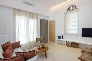 SteníにあるAntaraのソファとテーブルのあるリビングルーム