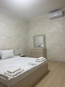Ένα ή περισσότερα κρεβάτια σε δωμάτιο στο Hayq Apartament