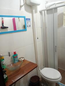 a bathroom with a toilet and a sink at Casa Surpresa, Europäisches Flair in São José dos Campos