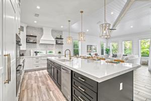 una cucina con una grande isola al centro di Kays Landing - 423 ad Anna Maria