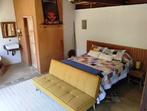 Giường trong phòng chung tại Chalé aconchegante com cachoeiras privadas