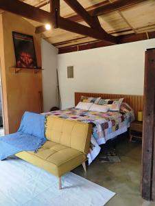 Giường trong phòng chung tại Chalé aconchegante com cachoeiras privadas