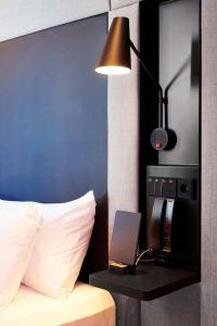 Ένα ή περισσότερα κρεβάτια σε δωμάτιο στο citizenM Rome Isola Tiberina