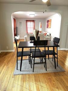 サウスベンドにある2BR Perfect Extended Stay by Notre Dame and Storesの黒いテーブルと椅子のあるダイニングルーム