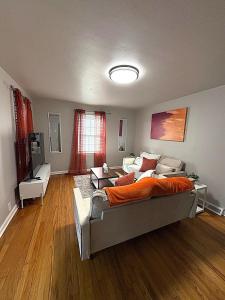 サウスベンドにある2BR Perfect Extended Stay by Notre Dame and Storesのベッドとリビングルームのある寝室