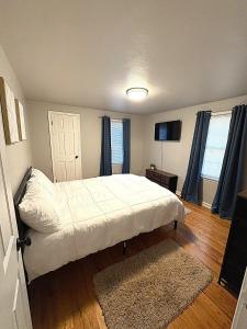 サウスベンドにある2BR Perfect Extended Stay by Notre Dame and Storesのベッドとテレビのある寝室