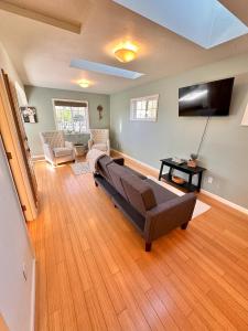 een woonkamer met een bank en een televisie bij Medford Home And 2 Condos With Pool in Medford