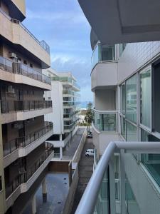 einen Blick vom Balkon eines Apartmentgebäudes in der Unterkunft MANDAI - Cabo Frio - RJ in Cabo Frio