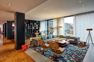 een woonkamer met een bank en een tafel bij citizenM Glasgow in Glasgow