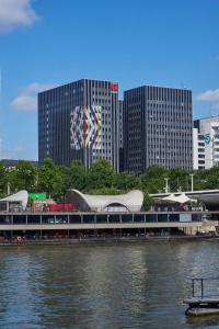 Výhled na řeku, která protéká v blízkosti hotelu