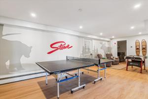 una mesa de ping pong en medio de una habitación en Evergreen Stowe, en Stowe