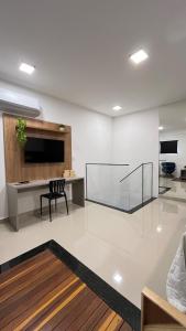 a living room with a desk and a chair at 407-3 · Duplex Sossego in Anápolis