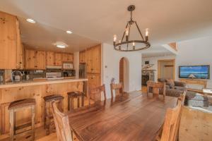 Η κουζίνα ή μικρή κουζίνα στο Sparrow's Rest by Tahoe Getaways - Pet-Friendly 3BR in Tahoe Donner w HOA