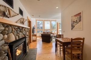 Χώρος καθιστικού στο Sparrow's Rest by Tahoe Getaways - Pet-Friendly 3BR in Tahoe Donner w HOA +40 φωτογραφίες