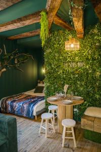 una habitación con una cama, una mesa y sillas en Le Sous-Bois, une parenthèse nature, en Bergerac