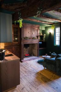 Una sala de estar con chimenea y un sofá. en Le Sous-Bois, une parenthèse nature, en Bergerac 24 fotos más