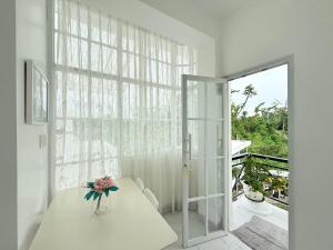 Habitación blanca con mesa y florero en Chateau Du Soleil, en San Vicente 102 fotos más