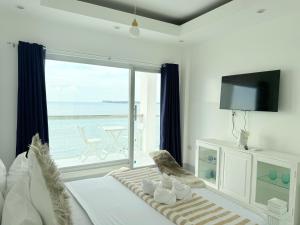Un dormitorio con una cama con vista al mar. en Chateau Du Soleil, en San Vicente