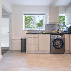 Køkken eller tekøkken på Four Bedroom House - Parking - Garden - Netflix 22C