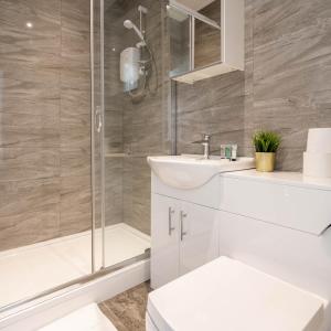 Et badeværelse på Four Bedroom House - Parking - Garden - Netflix 22C