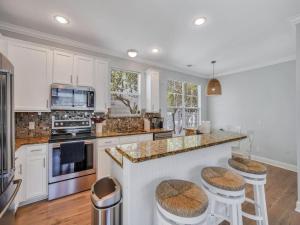 Η κουζίνα ή μικρή κουζίνα στο Coastal Quarters in Bluffton - Dog Friendly! Bluffton Park Lowcountry Charmer
