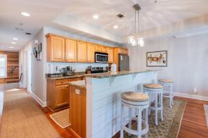 Kuchyň nebo kuchyňský kout v ubytování Pearl of the Promenade - Old Town Bluffton, SC 2 Bed Townhome in Prime Location