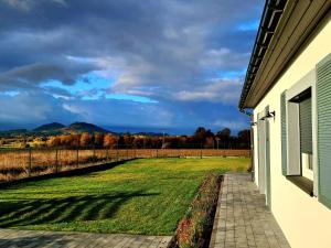 RadomierzDom Radomieszka z widokiem na Rudawy i Śnieżkę的从房子的一侧欣赏田野的景色