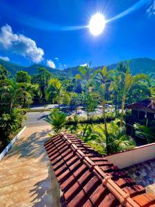 eine Gruppe von Holzbänken auf einer Terrasse in der Unterkunft Pousada Dona Maria in Paraty