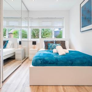 En eller flere senge i et værelse på Four Bedroom House - Parking - Garden - Netflix 22C