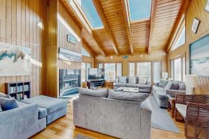 a living room with couches and a tv at Lacado Brista in Virginia Beach