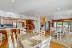 a kitchen and dining room with a table and chairs at Lacado Brista in Virginia Beach