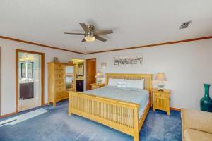 a bedroom with a bed and a ceiling fan at Lacado Brista in Virginia Beach +34 photos