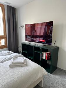 Ένα ή περισσότερα κρεβάτια σε δωμάτιο στο Bergstudio II I Flims I Laax I Ski I Caumasee