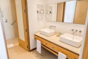 Un baño con dos lavabos y un espejo. en Hotel Irotama Reservado, en Santa Marta