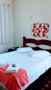 a bedroom with two beds with towels on them at Nova Pousada do Canal in Cabo Frio