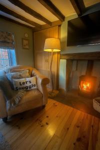 ein Wohnzimmer mit Couch und Kamin in der Unterkunft The Old Ropery at Mill Cottage - Sherwood Forest in Ollerton + 37 Fotos