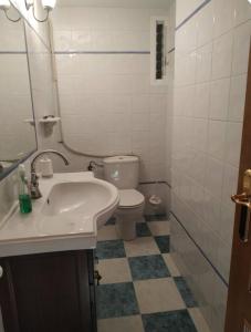 a small bathroom with a toilet and a sink at Toscana Valenciana 2 in Fontanares