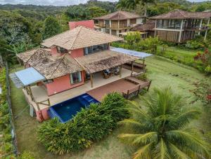 Bazén v ubytování Sua família em praia privativa com conforto e tranquilidade nebo v jeho okolí