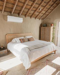 a bedroom with a large bed in a room at La Fragata in Vichayito
