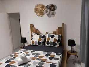 Una cama o camas en una habitación de Villa aux 4 palmiers