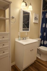 Koupelna v ubytování Downtown Cheyenne + 86 fotografií