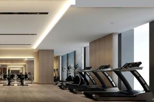 een sportschool met loopbanden en crosstrainers bij Fairfield by Marriott Yancheng Dafeng in Yancheng
